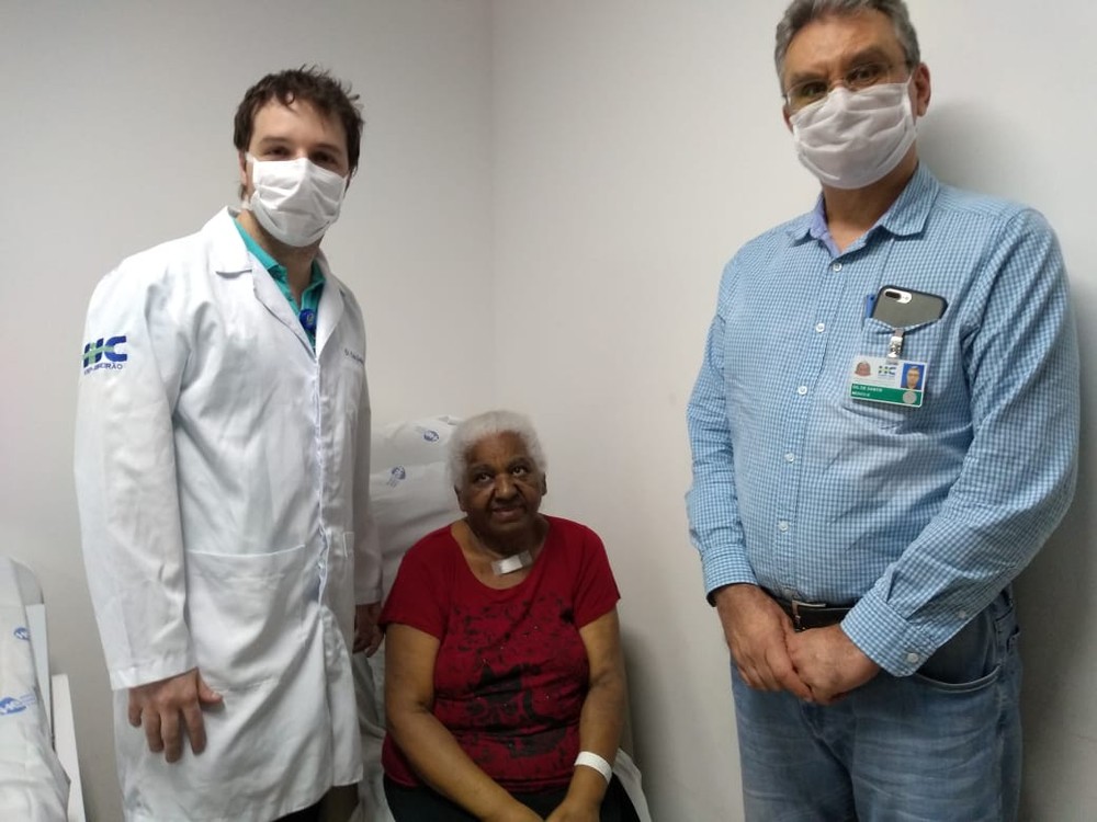 A aposentada Aparecida Ferreira Lima, de 65 anos, recebeu plasma de pacientes curados do coronavírus — Foto: Marcos de Assis/Hospital das Clínicas de Ribeirão Preto